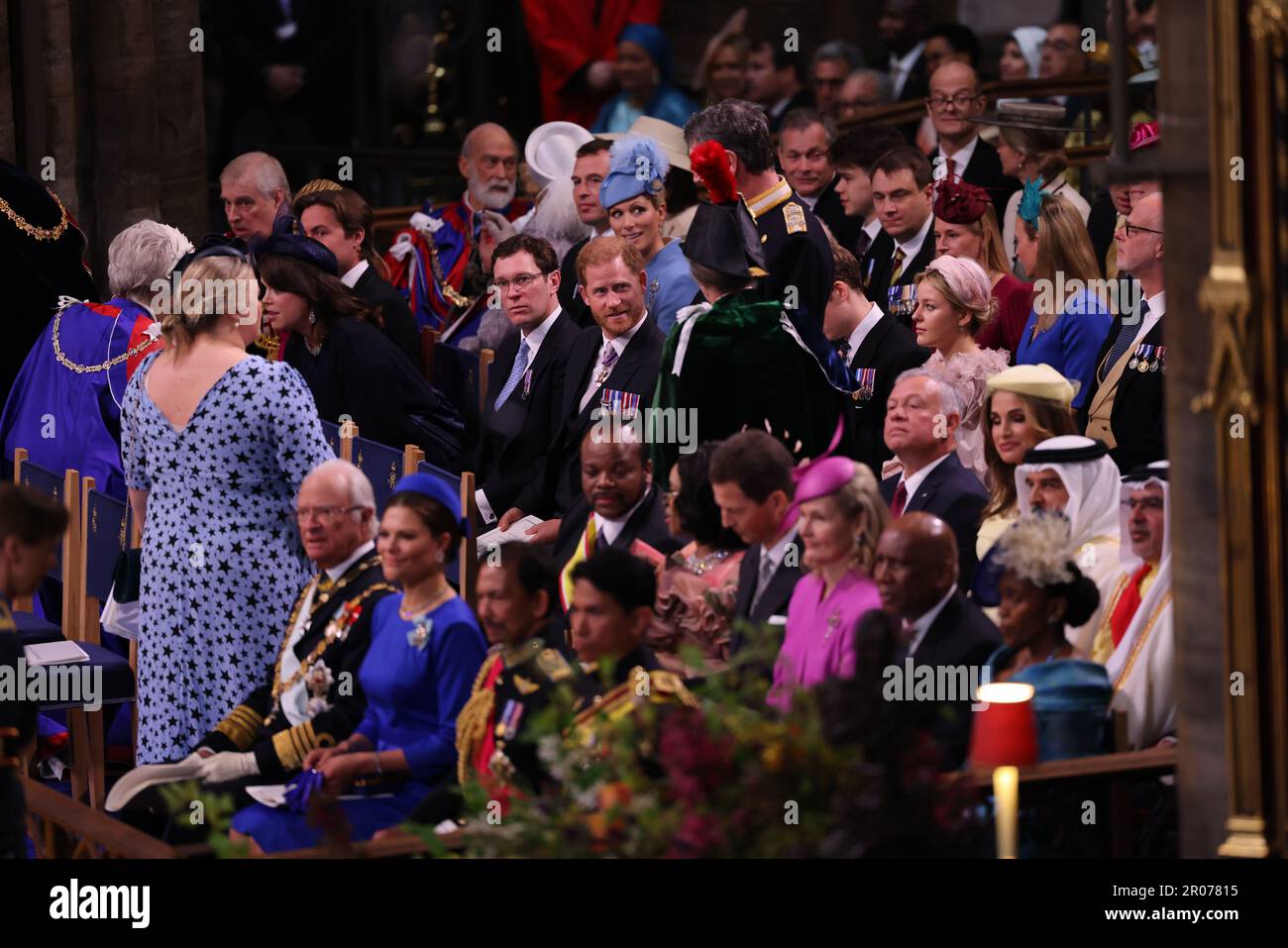 Le duc de Sussex parle avec la princesse royale avant le couronnement du roi Charles III et de la reine Camilla à l'abbaye de Westminster, à Londres. Date de la photo: Samedi 6 mai 2023. Banque D'Images