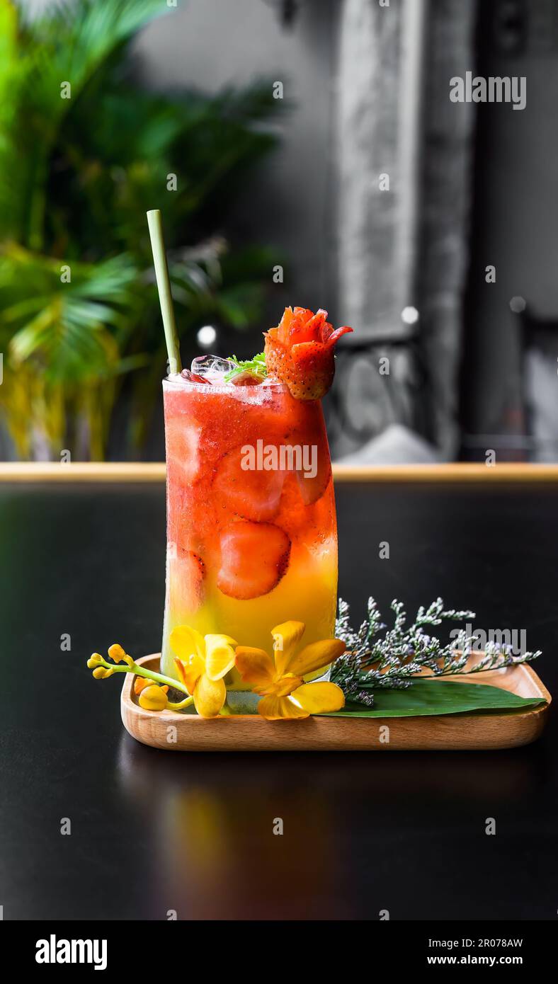 Boisson d'été fraîche avec confiture de fraises et jus d'orange Banque D'Images