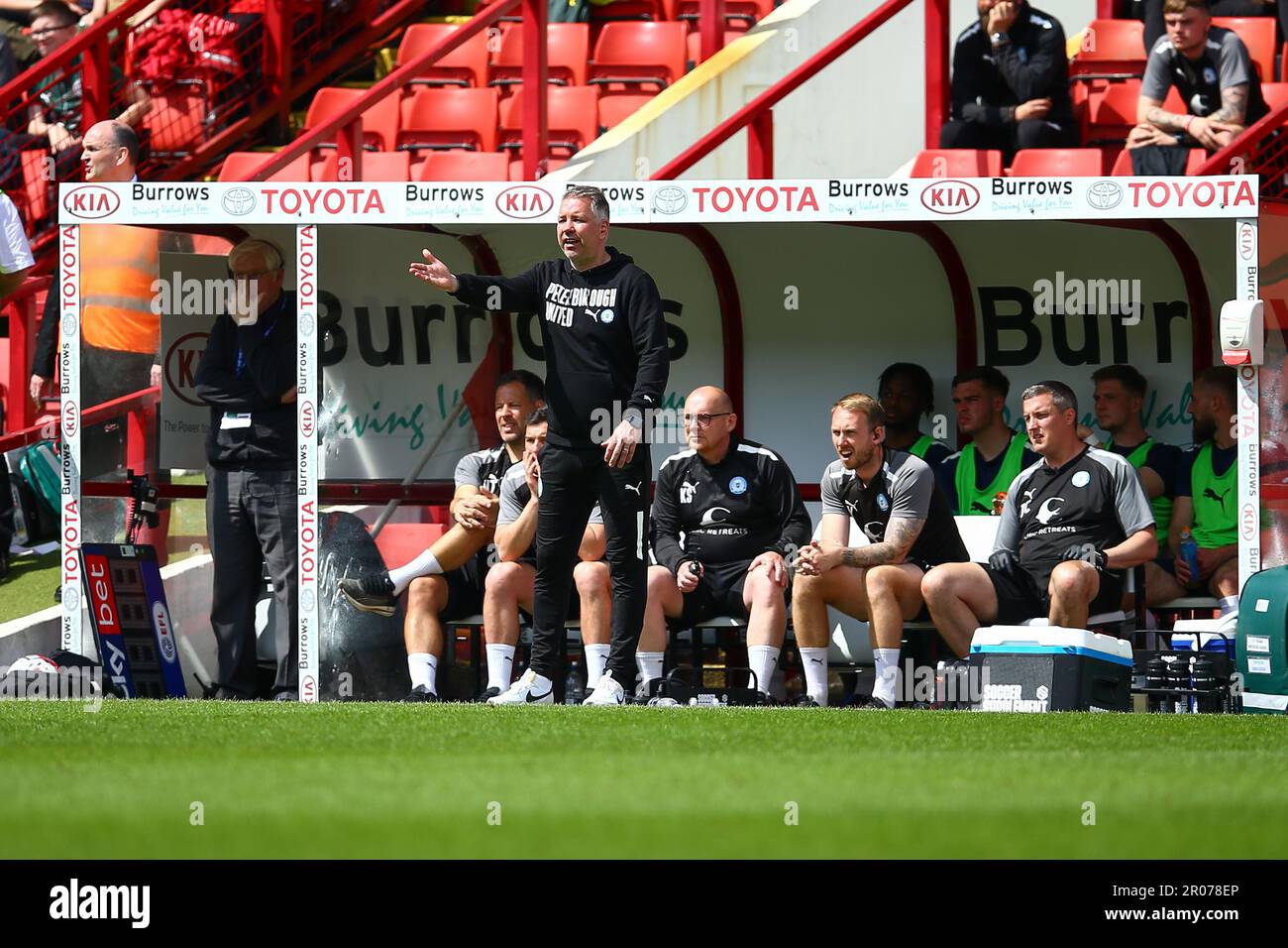 Oakwell Stadium, Barnsley, Angleterre - 7th mai 2023 Darren Ferguson Manager de Peterborough United donne des commandes - pendant le jeu Barnsley v Peterborough United, Sky Bet League One, 2022/23, Oakwell Stadium, Barnsley, Angleterre - 7th mai 2023 crédit: Arthur Haigh/WhiteRosePhotos/Alamy Live News Banque D'Images