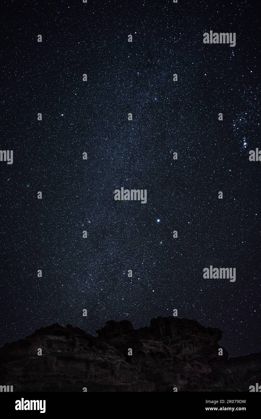 La photographie nocturne a capturé un ciel plein d'étoiles dans le désert de Wadi Rum, en Jordanie. Moon shot à la fois pendant le jour et la nuit Banque D'Images