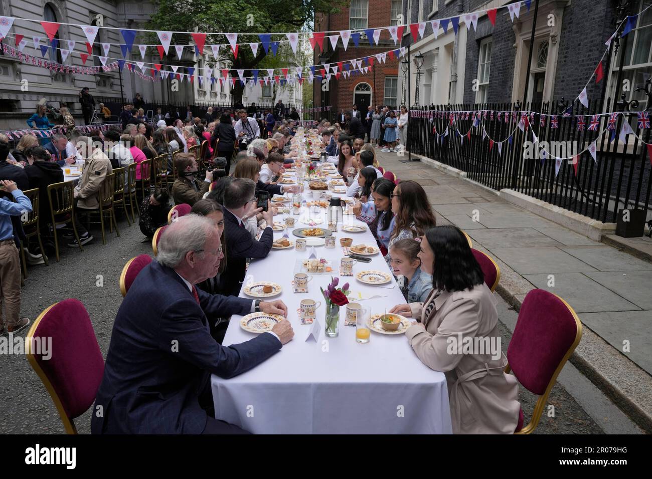 Vue générale du couronnement le grand déjeuner a accueilli le Premier ministre Rishi Sunak à Downing Street, Londres, pour des volontaires, des réfugiés ukrainiens au Royaume-Uni et des groupes de jeunes. Des milliers de personnes à travers le pays célèbrent le grand déjeuner de Coronation dimanche pour marquer le couronnement du roi Charles III et de la reine Camilla. Date de la photo: Dimanche 7 mai 2023. Banque D'Images