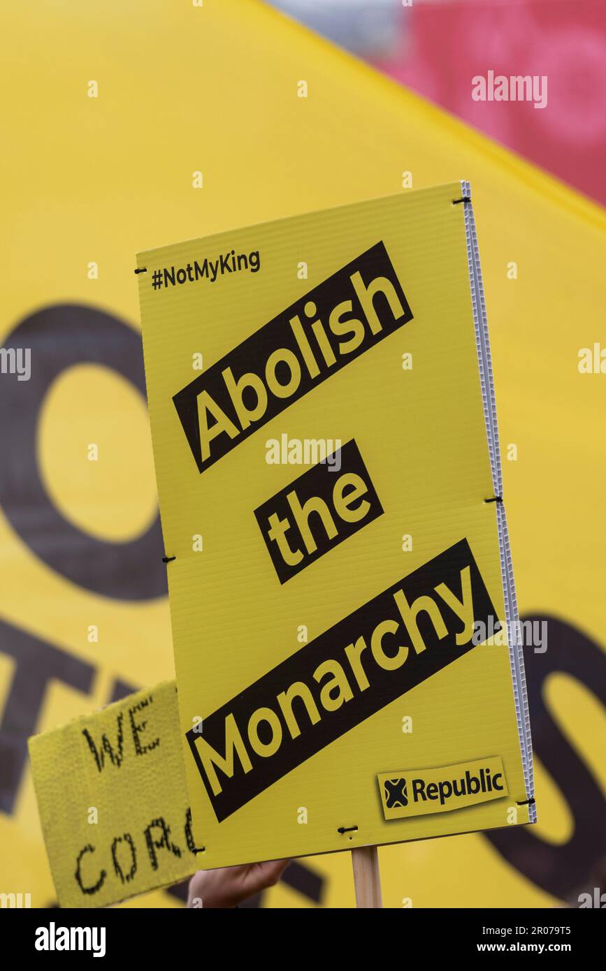 Abolir le écriteau de la monarchie lors d'une manifestation "pas mon roi" lors du couronnement du roi Charles III à Westminster, Londres, Royaume-Uni. Protestation de la République Banque D'Images