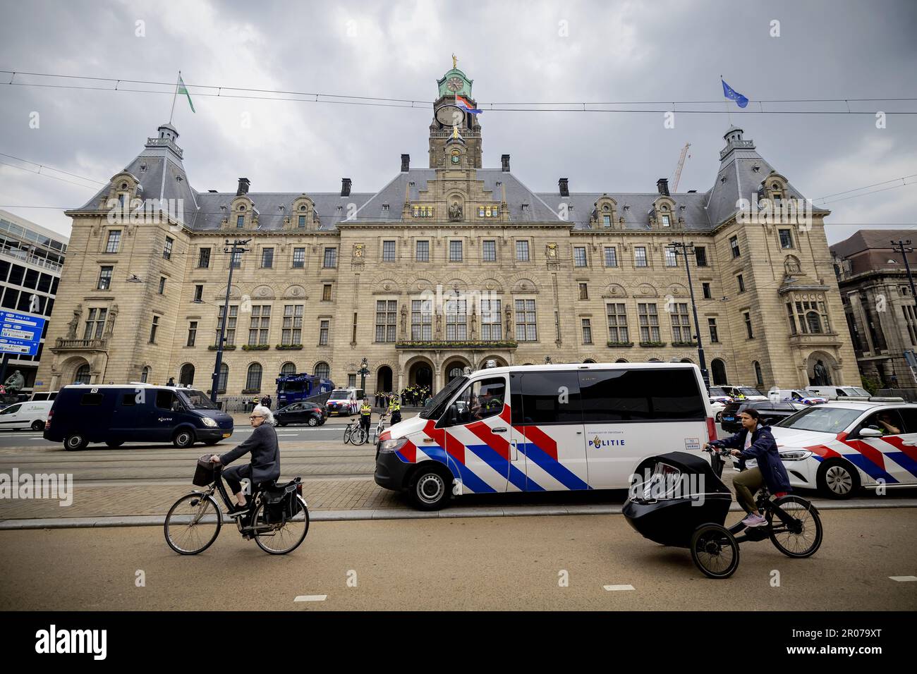 ROTTERDAM - déploiement de la police au centre pendant le match entre Excelsior et Feyenoord. En raison de la victoire du PSV sur Sparta, Feyenoord ne pouvait pas encore devenir champion du derby avec Excelsior. ANP ROBIN VAN LONKHUIJSEN pays-bas Out - belgique Out Credit: ANP/Alay Live News Banque D'Images