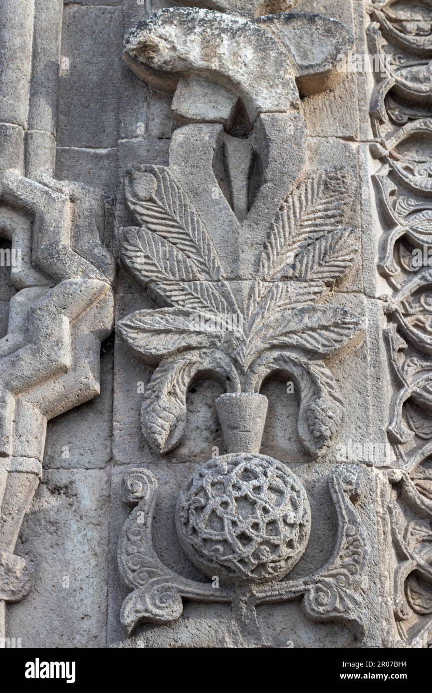 Erzurum Double Minaret Madrasa Pierre sculptures complexes, embellissements.Dragon, arbre de vie, aigle Banque D'Images