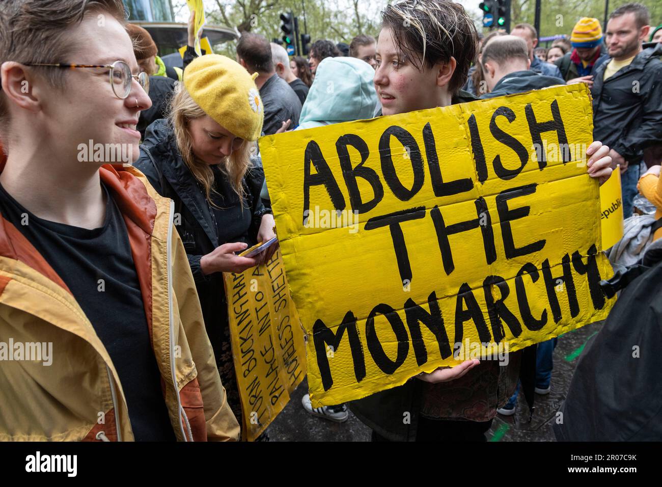 Des manifestants anti-monarchie tiennent une manifestation lors du couronnement du roi Charlies III, Stanhope Gate, Londres, Royaume-Uni. 6 mai 2023 Banque D'Images