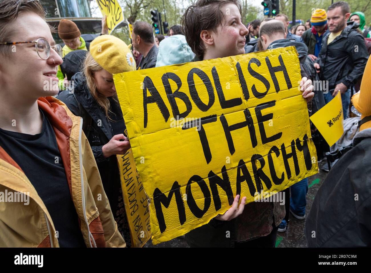 Des manifestants anti-monarchie tiennent une manifestation lors du couronnement du roi Charlies III, Stanhope Gate, Londres, Royaume-Uni. 6 mai 2023 Banque D'Images