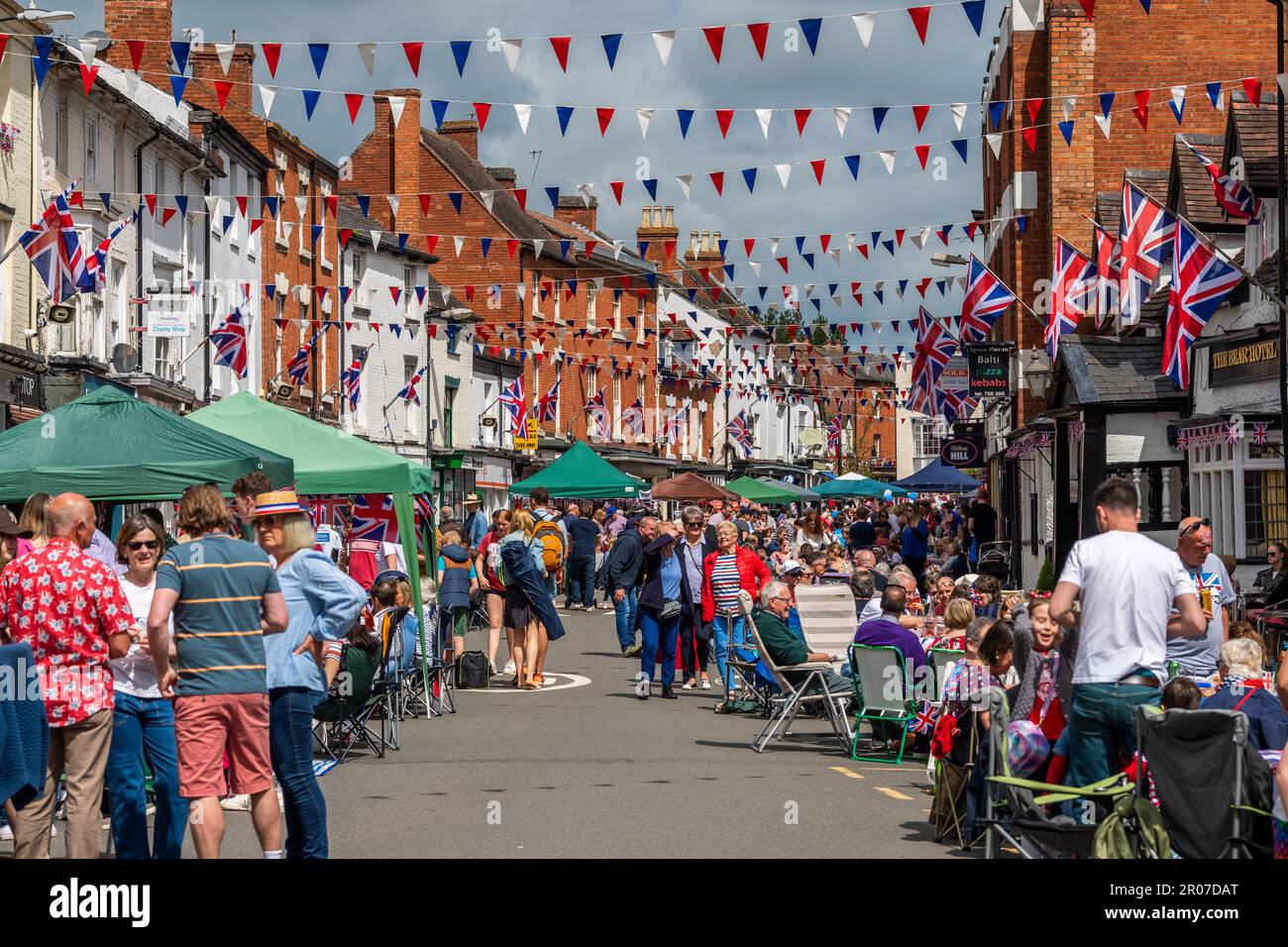 Alcester, Warwickshire, Royaume-Uni. 7th mai 2023. Alcester a été le théâtre d'une immense fête de rue aujourd'hui, alors que le soleil se couche, avec des centaines de personnes venant célébrer le couronnement du roi Charles III Crédit : AG News/Alay Live News Banque D'Images