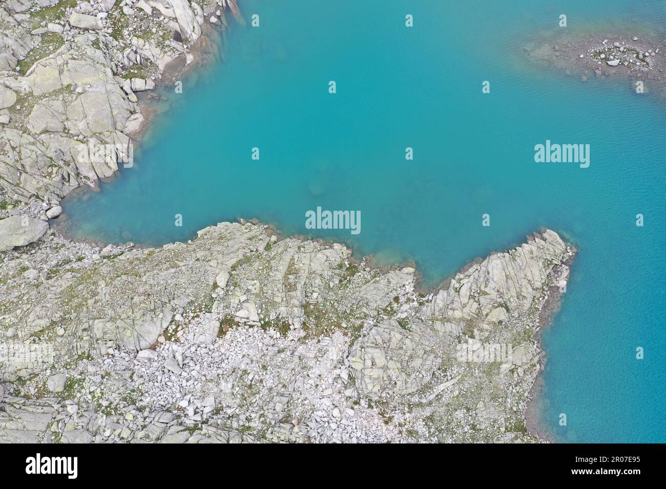 DefAbstract fragments aériens du Lago Vedretta, Val Nambrone – eaux turquoises glaciaires et texturesault de roches alpines Banque D'Images