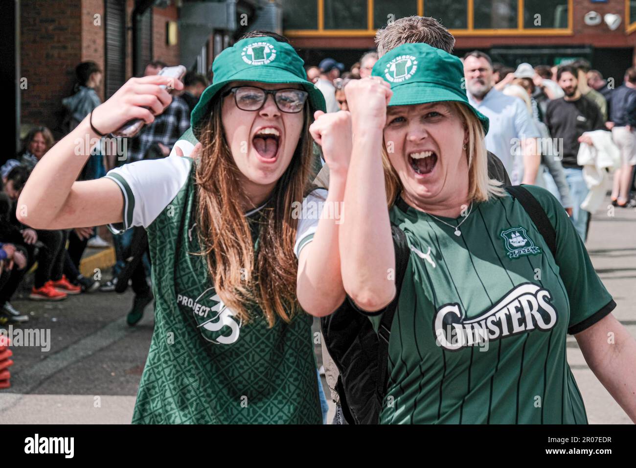 Port Vale FC, Stoke on Trent, Royaume-Uni. 7th mai 2023. Les fans de Plymouth Argyle célèbrent leur promotion en tant que champions de la EFL Sky Bet League One avec une victoire de 1-3 sur Port Vale à Vale Park, Stoke on Trent. Credit: Mark Lear / Alamy Live News Banque D'Images