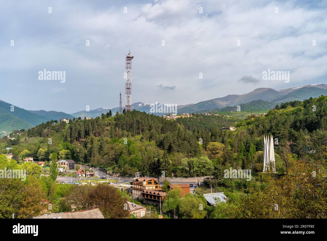 Belle vue sur la ville de Dilijan en Arménie avec montagnes et ciel bleu en arrière-plan Banque D'Images