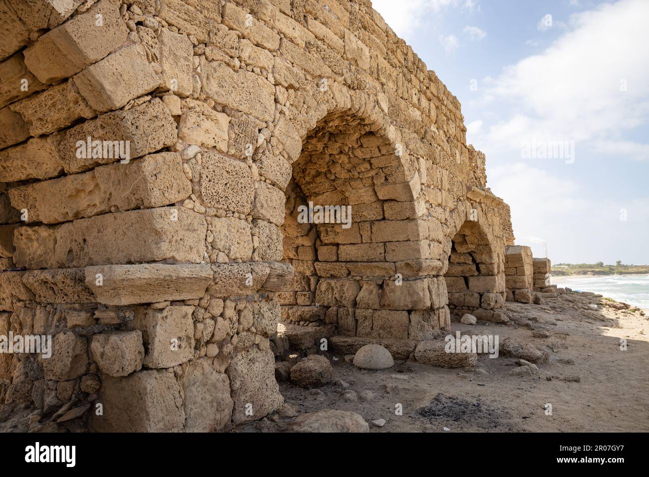 Vestiges de l'aqueduc romain de Caesarea Maritima, Israël. Banque D'Images