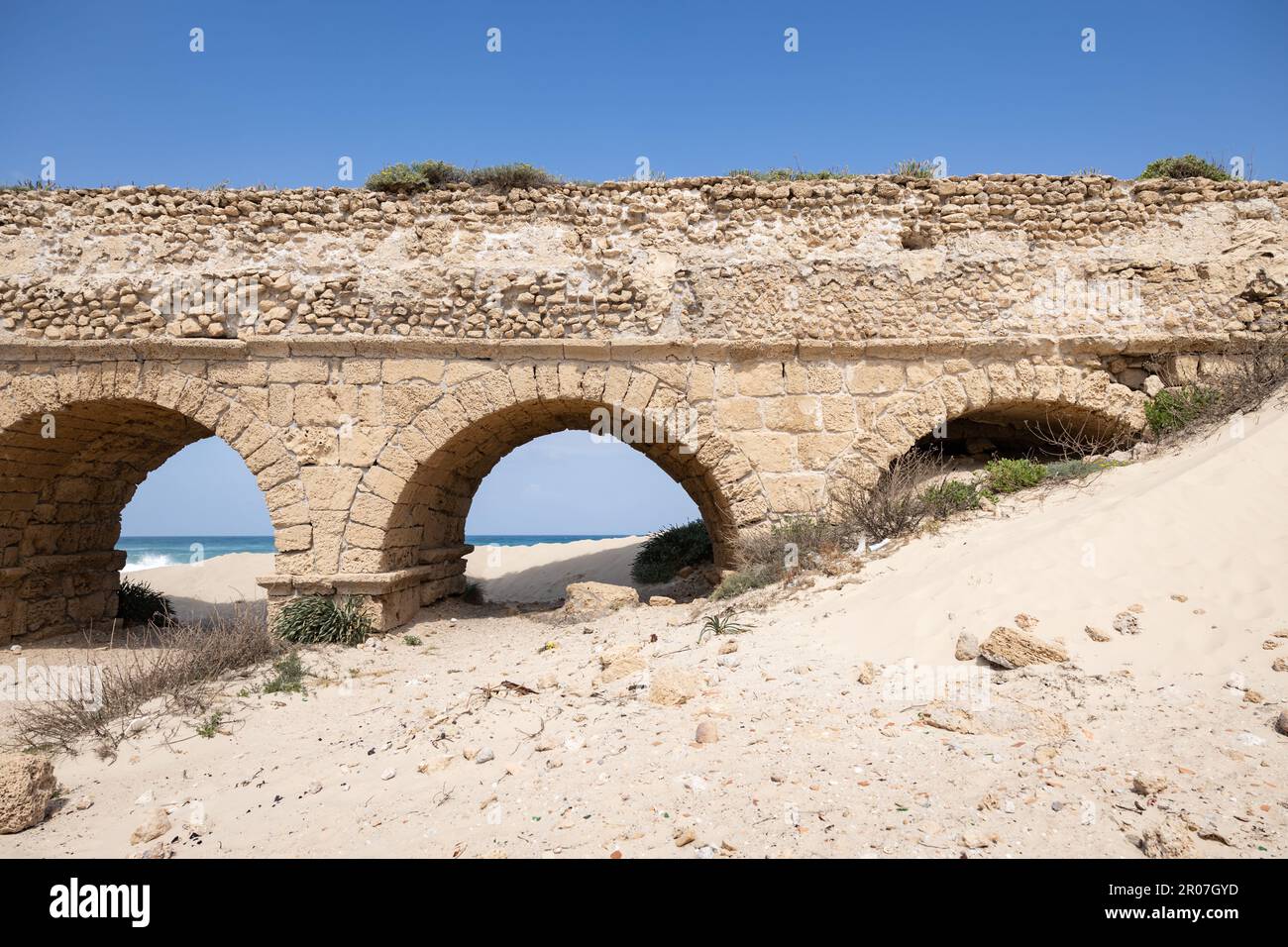 Vestiges de l'aqueduc romain de Caesarea Maritima, Israël. Banque D'Images