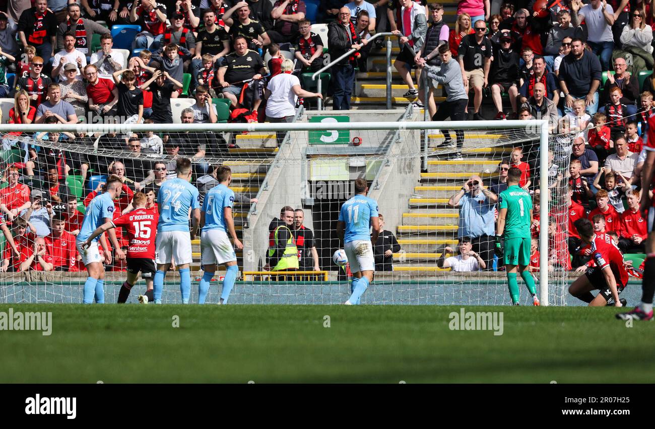 Stade national de football à Windsor Park, Belfast, Irlande du Nord, Royaume-Uni. 07 mai 2023. Finale de la coupe d'Irlande du whisky Samuel Gelston 2023. Ballymena United v Crusaders lors de la première finale de coupe irlandaise jouée un dimanche. (Ballymena Utd – Bleu ciel). Action de la finale de la coupe d'Irlande d'aujourd'hui. Adam Lecky (à droite) marque Crusaders second but. Crédit : David Hunter/Alay Live News. Banque D'Images