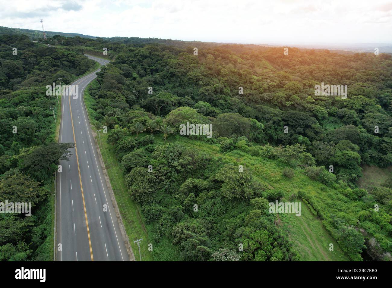 Route d'autoroute vide sur fond de jungle vue aérienne de drone Banque D'Images