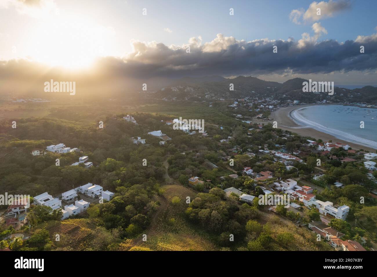 Heure d'or dans la ville de San Juan Del sur Nicaragua vue aérienne de drone Banque D'Images