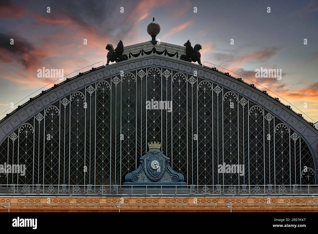 Ancienne gare, façade en fonte et en verre, Art nouveau, architecte Alberto de Palacio y Elisbague, gare d'Atocha, ligne principale Banque D'Images