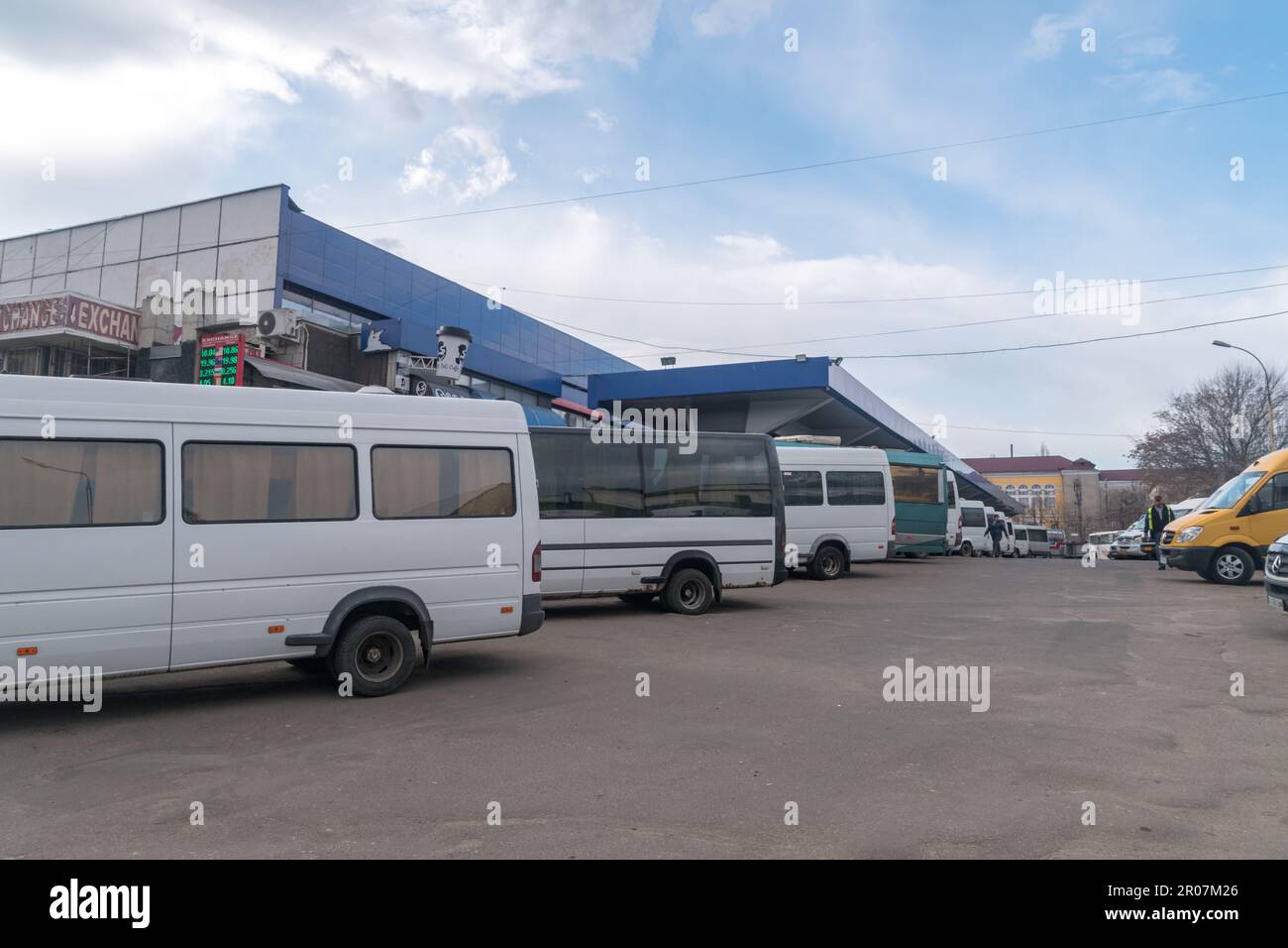 Chisinau, Moldova - 8 mars 2023: Bus à la gare routière centrale (Gara ...