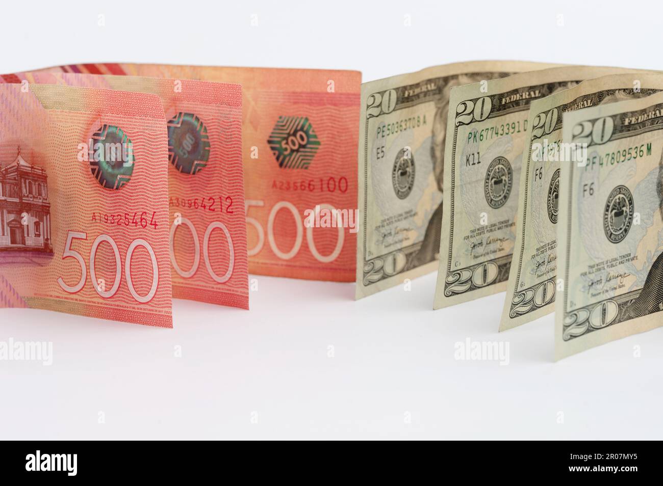 500 nicaragua cordobas vs 20 USD dollar billets de banque isolés Banque D'Images