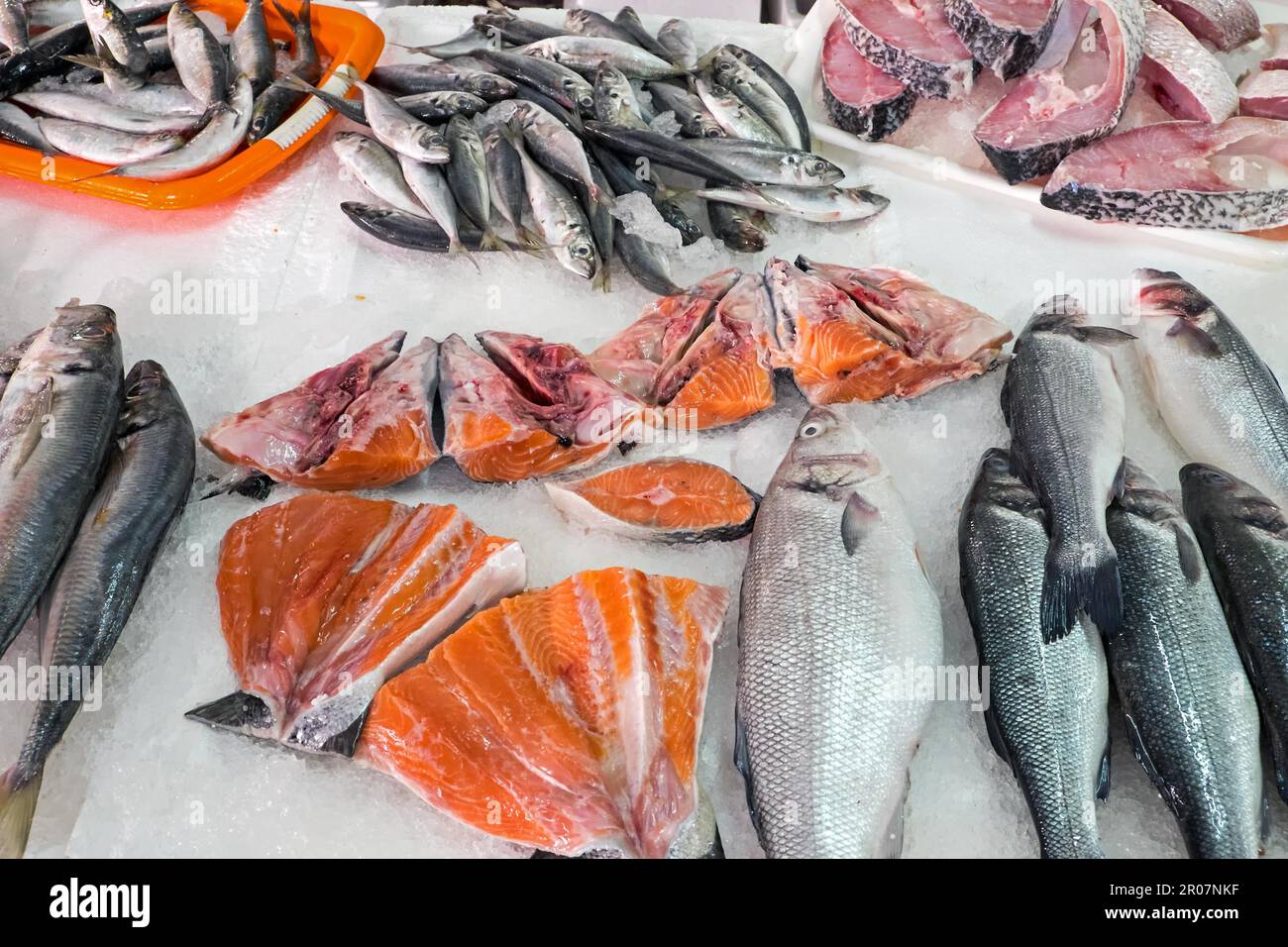 Diverses espèces de poissons à vendre Banque D'Images