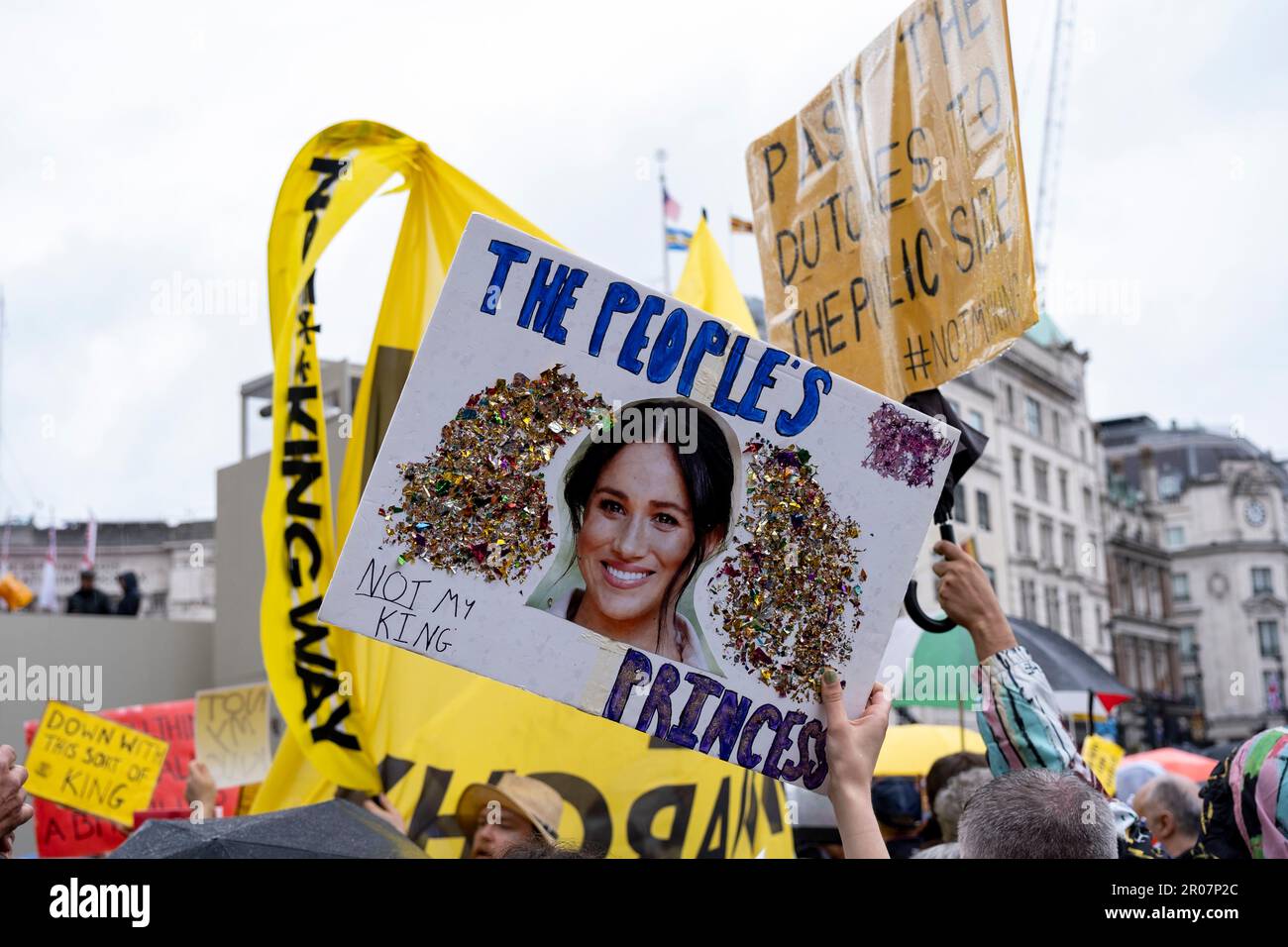 Écriteau présentant Meghan Markle, la duchesse de Sussex comme la 'princesse du peuple' comme anti-monarchistes du groupe République se réunissent dans le centre de Londres pour protester contre le couronnement du roi Charles III le 6th mai 2023 à Londres, Royaume-Uni. Les groupes anti-monarchie comme la République appellent à l'abolition de la monarchie et au remplacement du roi par un chef d'État élu, choisi par le peuple, représentant la nation indépendamment de nos politiciens. Les manifestants se sont rassemblés en grand nombre à Trafalgar Square en criant leur slogan « Not My King », le roi Charles III étant couronné Banque D'Images