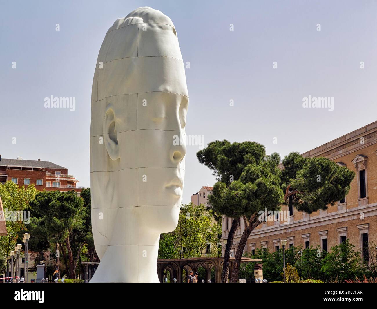 Sculpture Julia, sculpteur Jaume Plensa, tête géante aux yeux fermés, Plaza de Colon, Madrid, Espagne Banque D'Images