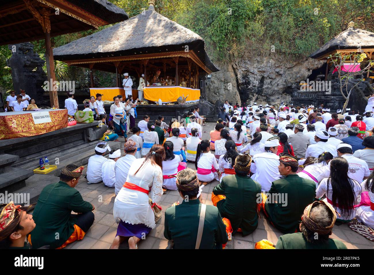 Adorateurs, Hindous Celebrate mass, Goa Lawah bat temple, Bali, Indonésie Banque D'Images