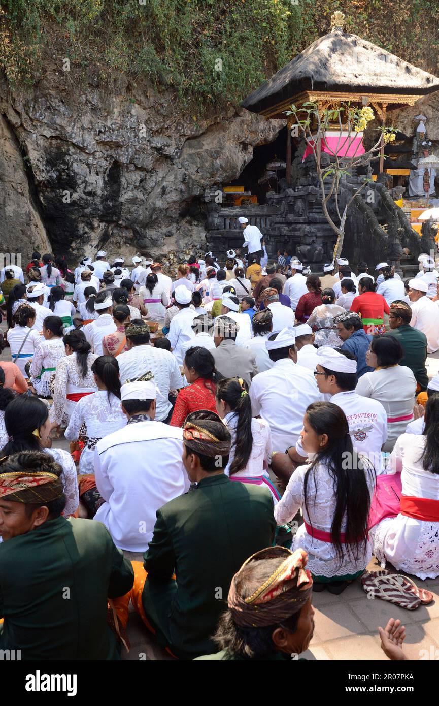 Adorateurs, Hindous Celebrate mass, Goa Lawah bat temple, Bali, Indonésie Banque D'Images