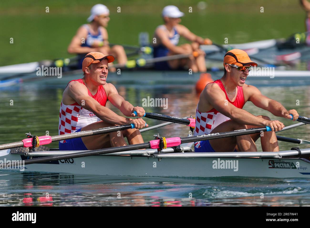 ZAGREB, CROATIE - MAI 07 : Vito Prizmic et Nino Varat de Croatie rivalise dans la finale B des doubles Sculs légers pour hommes au cours du jour 3 de la coupe d'aviron mondiale 2023 sur le lac Jarun sur 07 mai 2023 à Zagreb, Croatie. Photo: Luka Stanzl/PIXSELL Banque D'Images