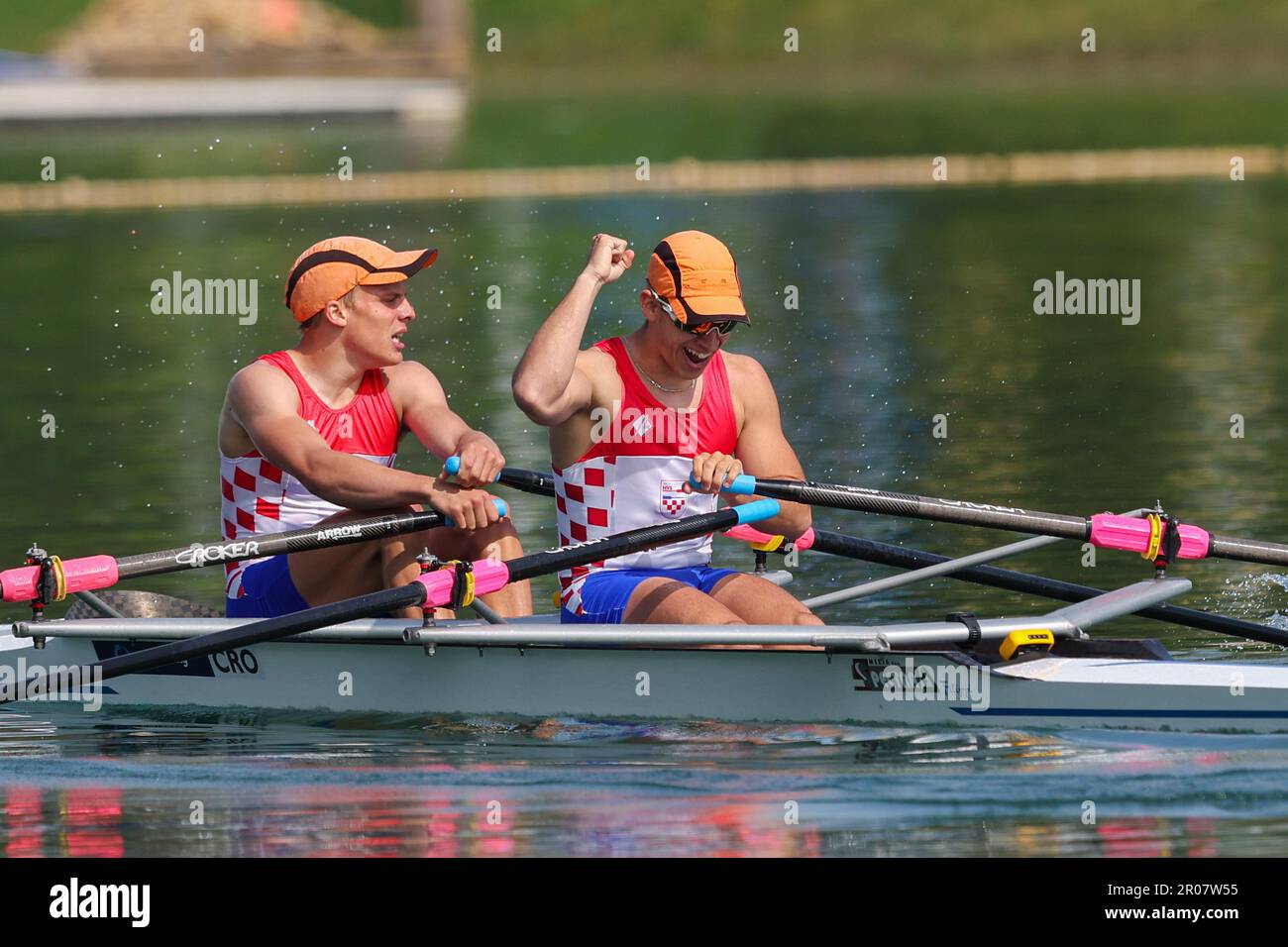 ZAGREB, CROATIE - MAI 07 : Vito Prizmic et Nino Varat de Croatie rivalise dans la finale B des doubles Sculs légers pour hommes au cours du jour 3 de la coupe d'aviron mondiale 2023 sur le lac Jarun sur 07 mai 2023 à Zagreb, Croatie. Photo: Luka Stanzl/PIXSELL Banque D'Images