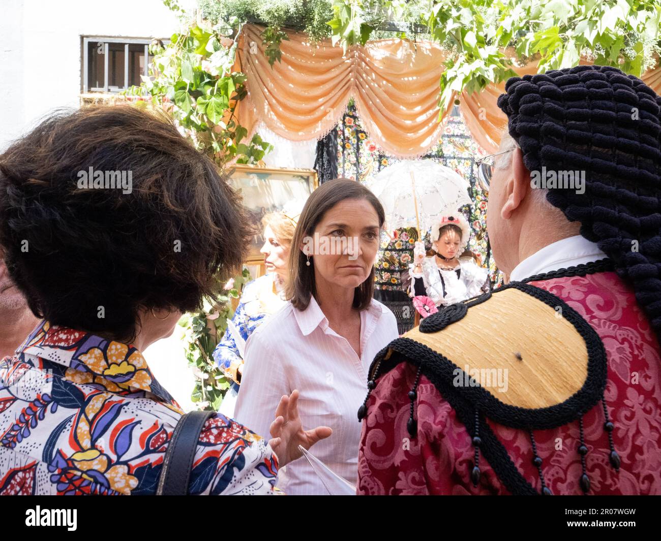 Madrid, Espagne. 7th mai 2023. Reyes Maroto (C), le candidat PSOE au poste de maire de Madrid, s'adressant aux participants du festival du printemps de Las Mayas. «Las Mayas» est une tradition païenne qui célèbre l'arrivée du printemps, adorant les jeunes filles entourées de fleurs et d'offrandes. Cette fête a une origine romaine et a lieu pendant les premiers week-ends de mai à Madrid (Espagne). © Valentin Sama-Rojo/Alamy Live News. Banque D'Images