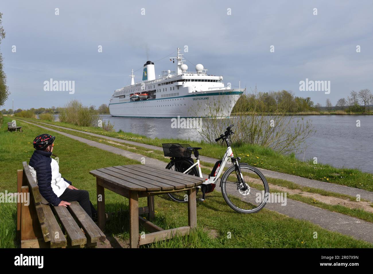 Le bateau de croisière Deutschland navigue de Kiel à Brunsbuettel dans le canal de Kiel, Schleswig-Holstein, Allemagne Banque D'Images