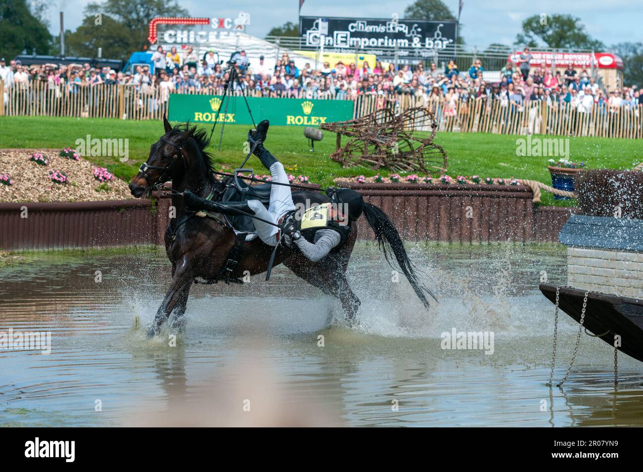 Tom Crisp tombe de Liberty and Glory représentant GREAT, Royaume-Uni. 7th mai 2023. Au cours de la phase de cross-country le jour 3 des épreuves de badminton de 2023 présentées par mars à Badminton House près de Bristol, Gloucestershire, Angleterre, Royaume-Uni. Le cheval et le cavalier étaient corrects. Credit: Jonathan Clarke/Alamy Live News Banque D'Images