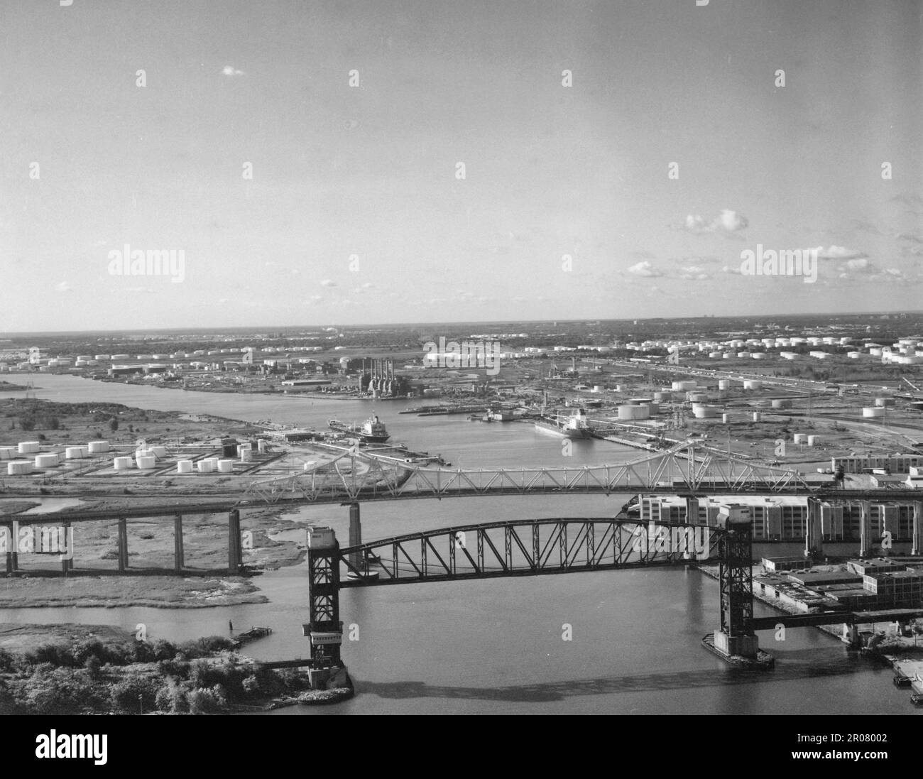 Goethals Bridge du côté nord au-dessus d'Arthur Kill. Pont ferroviaire en premier plan - Goethals Bridge, Spanning Arthur Kill du New Jersey à Staten Island, comté de Richmond, NY, 1991 Banque D'Images