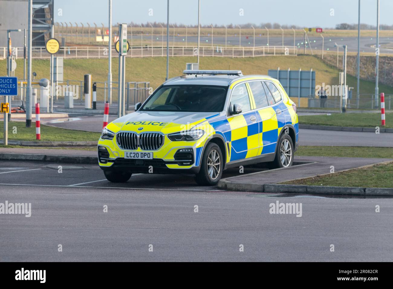 Luton, Royaume-Uni - 10 mars 2023: Voiture de la police britannique. Banque D'Images