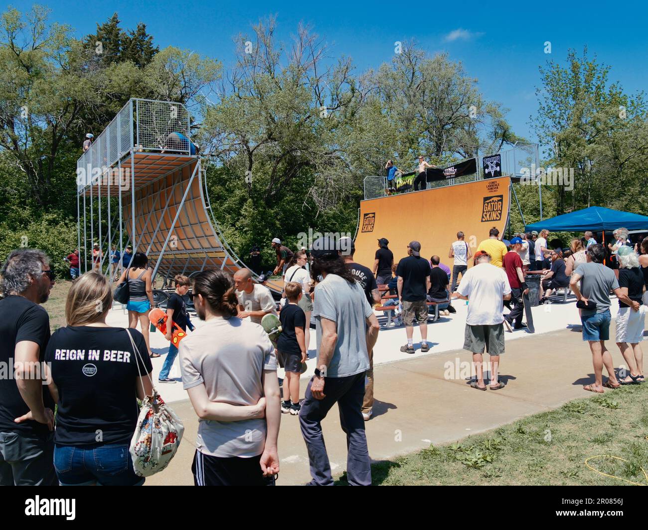 Lawrence, Kansas - 6 mai 2023 : cérémonie de découpe du ruban de la rampe du Mémorial du Saint-Laurent Corey au parc Centennial - Skateboarding vertical dans le Midwest Banque D'Images