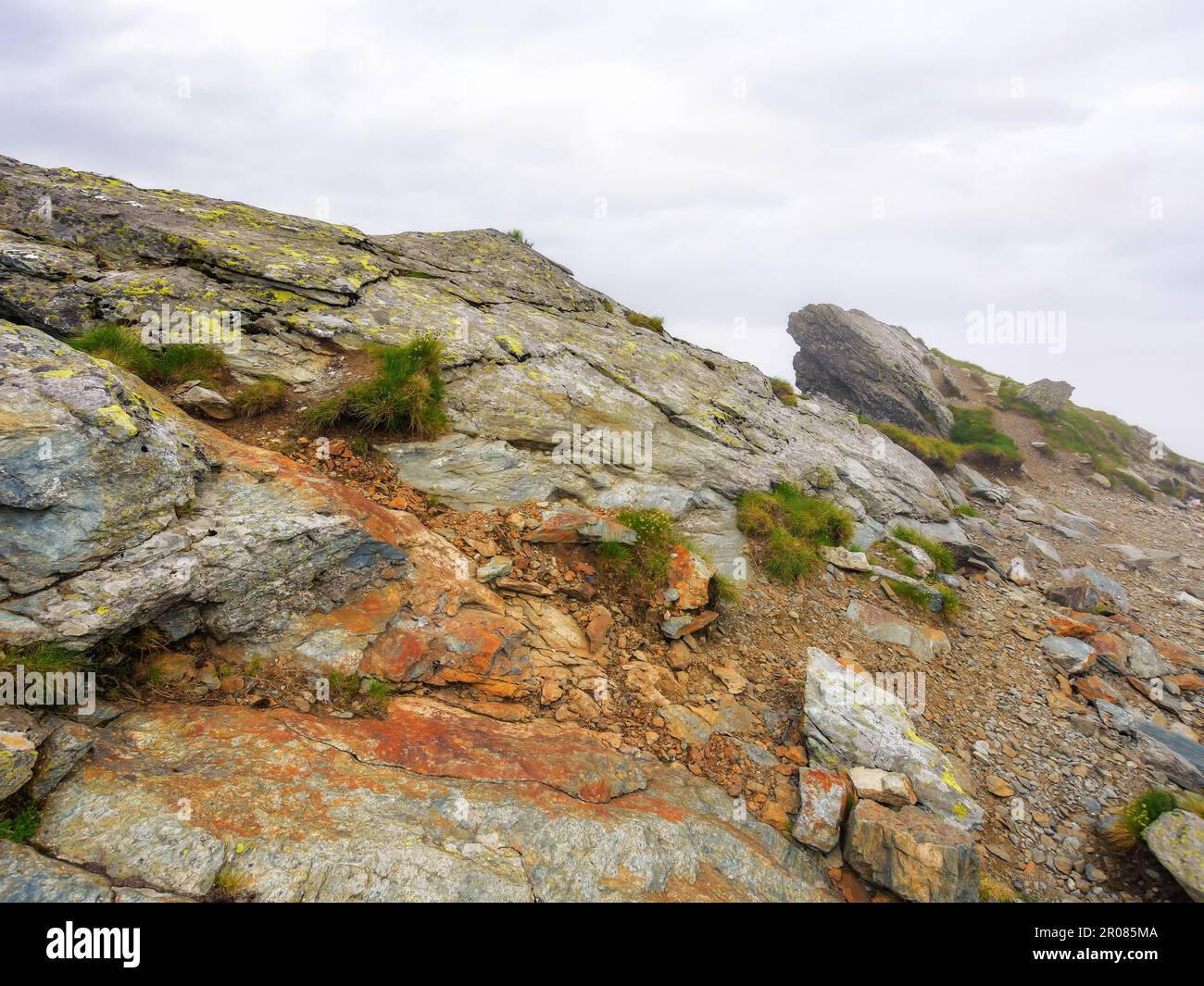 danger et beauté si les carpates roumains. pentes abruptes rocheuses en brouillard. ciel couvert Banque D'Images