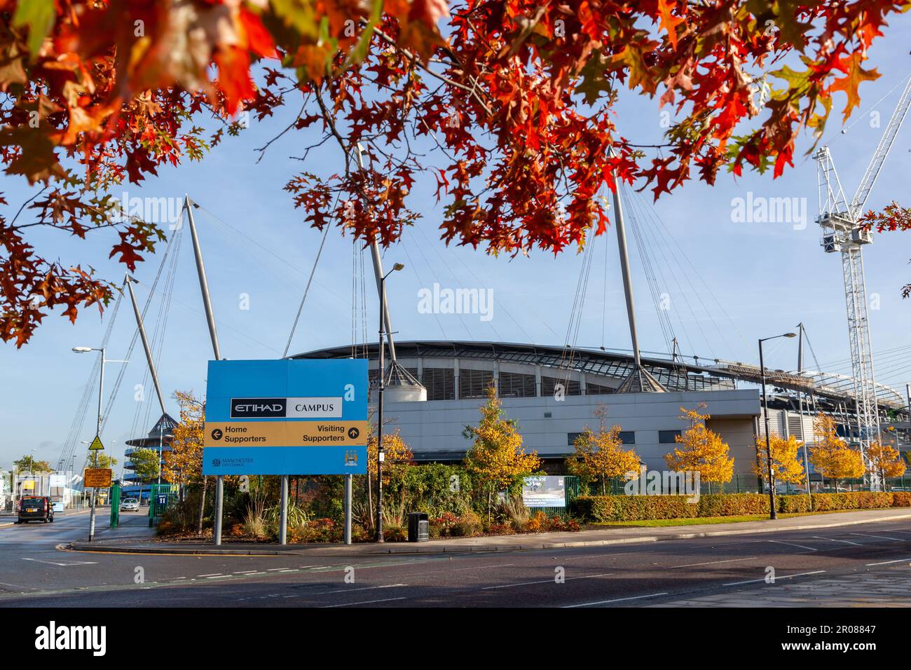 MANCHESTER,UK-OCTUBER 17, 2014-ensembles de mâts et de câbles en acier et le câble caténaire soutenant les toits sur les côtés du stade de football Etihad Banque D'Images