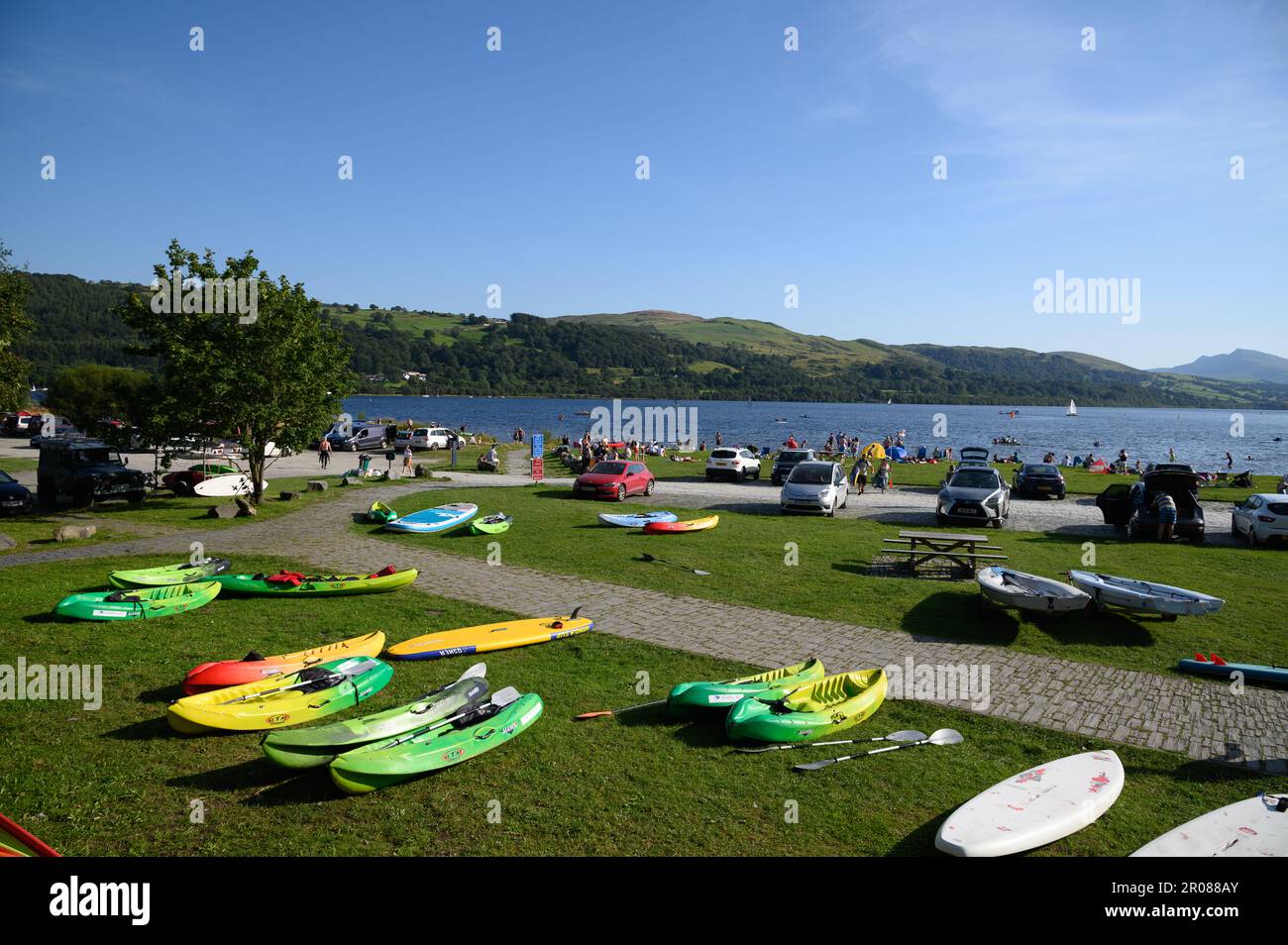 PAYS DE GALLES, ANGLETERRE-le 24 AOÛT 2019-touristes appréciant le canotage par jour ensoleillé à BalaLake North Wales, Royaume-Uni Banque D'Images