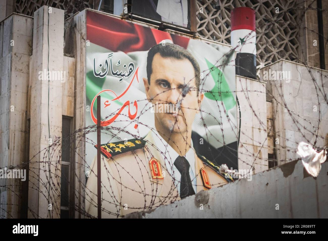 Damas, Syrie - Mai 2023 : affiche avec le président syrien Bachar Al Assad sur la façade du bâtiment Banque D'Images