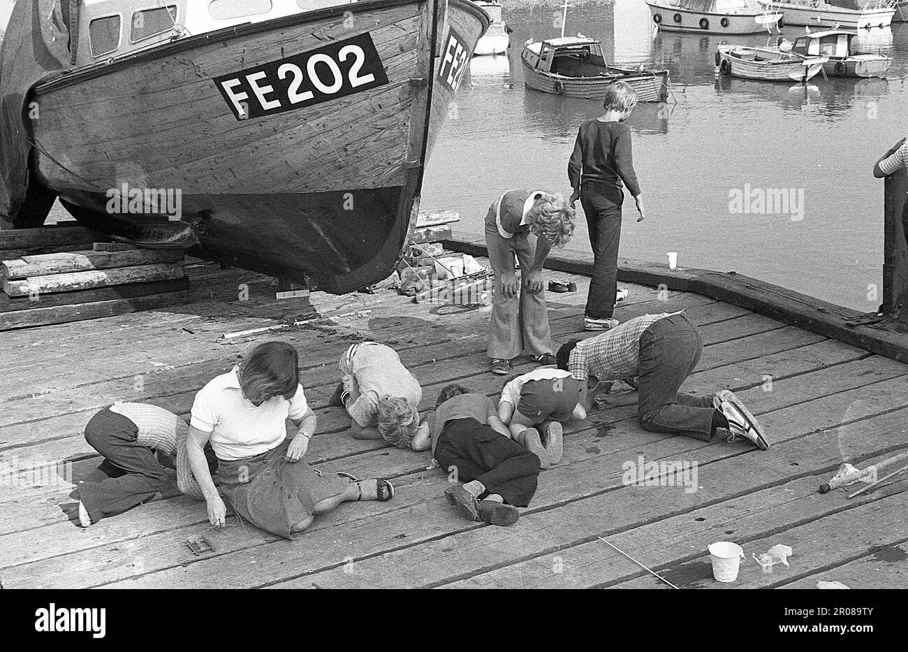Enfants,observation,a,Big Fish,sous Slipway,Folkestone Harbour,Folkestone,Kent,Angleterre Banque D'Images