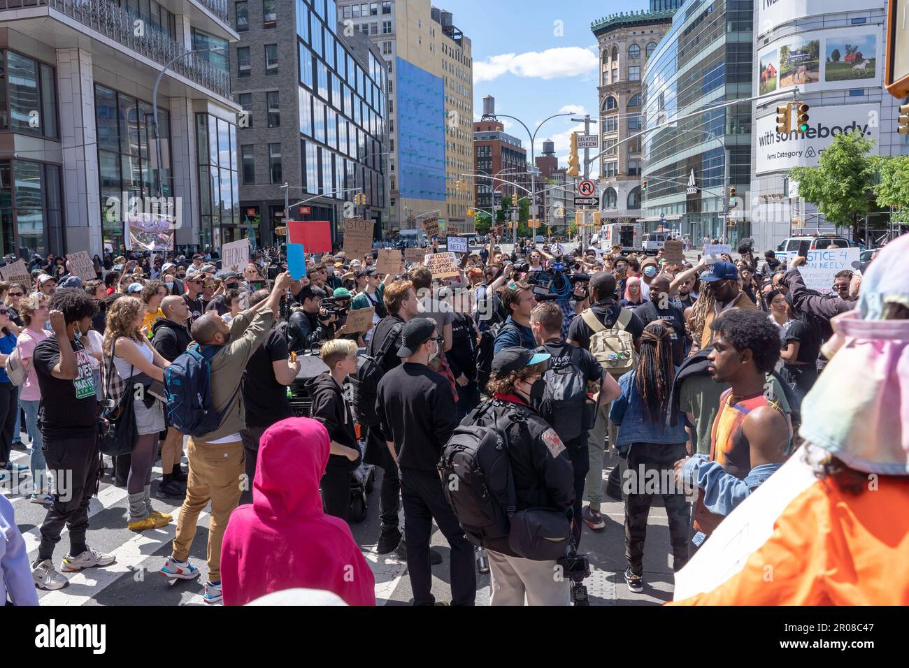 NEW YORK, NEW YORK - 06 MAI : les manifestants emmenez la rue pendant une marche de la station de métro Broadway-Lafayette à la station de métro Lexington Ave/63rd Street lors d'une manifestation « Justice pour Jordan Neely » sur 06 mai 2023 à New York. Plus de 15 personnes ont été arrêtées tout au long de la journée et la plupart des arrestations ont eu lieu dans la station de métro après que les manifestants ont arrêté un train de quitter la gare et ont marché sur les voies de métro. Selon la police et un témoignage, Neely, âgé de 30 ans et résidant dans un refuge, est décédé après avoir été placé dans une prison par un homme de 24 ans sur un Banque D'Images