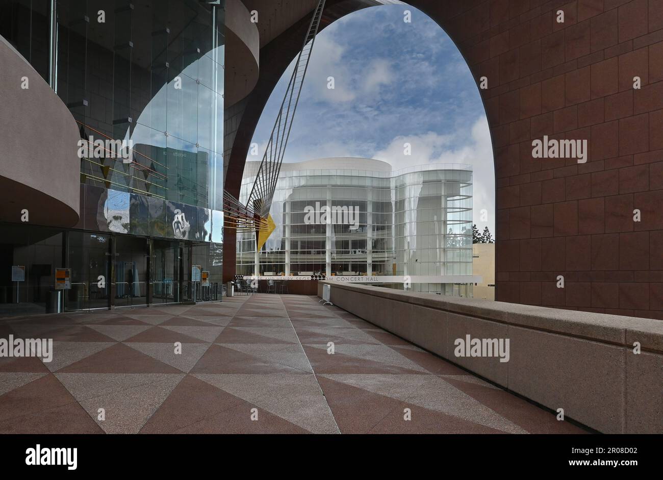 COSTA MESA, CALIFORNIE - 5 MAI 2023 : la salle de concert Renee et Henry Segerstrom, vue depuis la salle Segerstrom et la sculpture d'oiseau de feu. Banque D'Images
