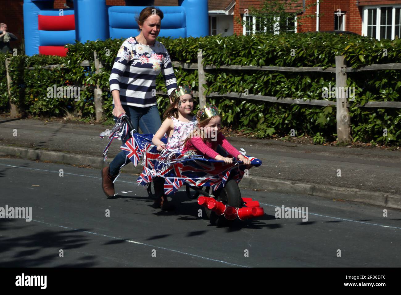 Course de brouettes Cornwall Road Cheam Surrey crédit : directeurs artistiques et VOYAGE/Alamy Live News Banque D'Images