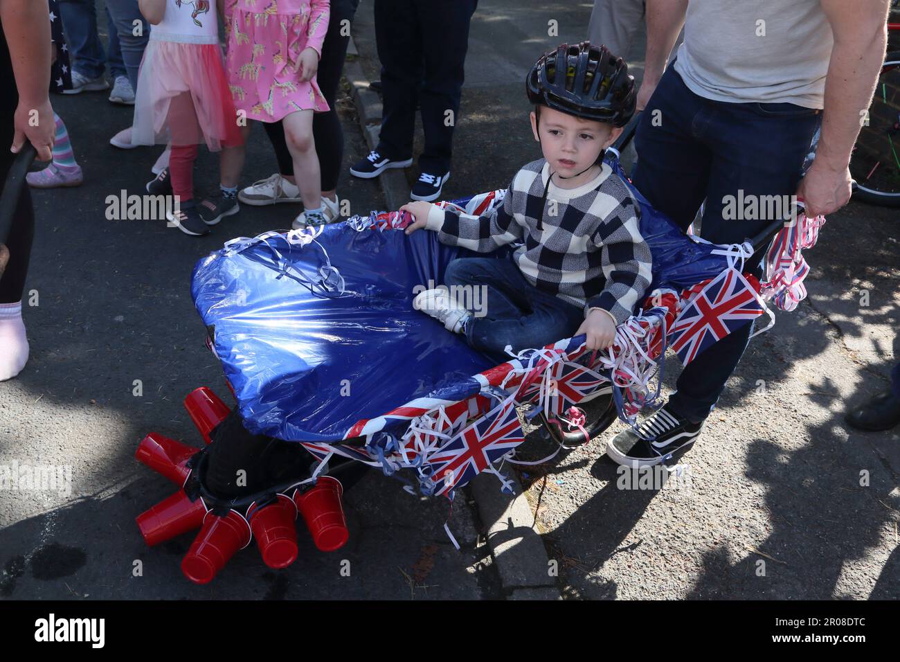 Couronnement Celebrations Wheel barrow course Cornwall Road Cheam Surrey England Credit: Art Directors & TRIP/Alay Live News Banque D'Images