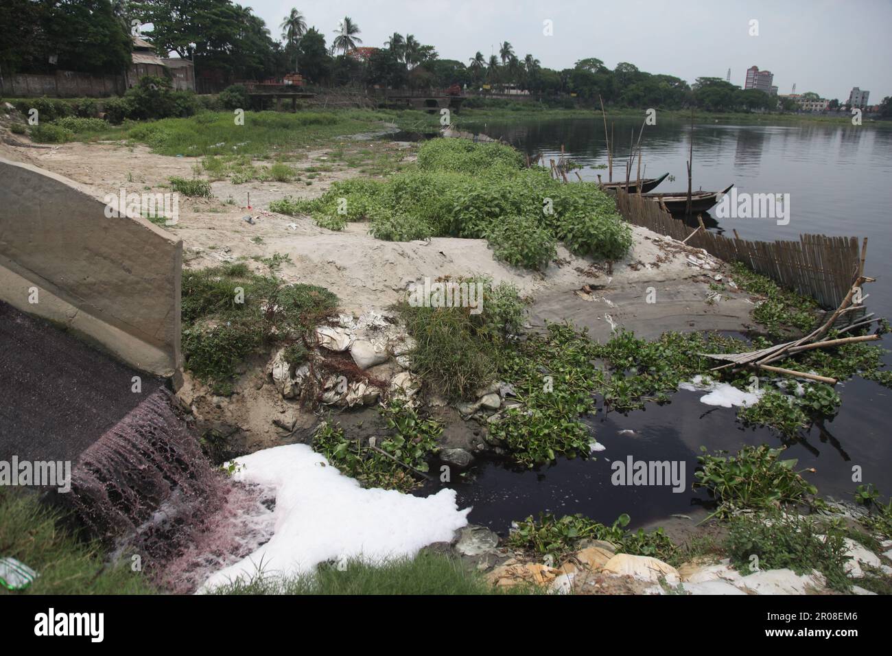 Rivière pollution05-05-2023 dhaka bangladesh la rivière shitalakshya est constamment polluée par les déchets toxiques des industries.Nazmul Islam/Alamy stock liv Banque D'Images