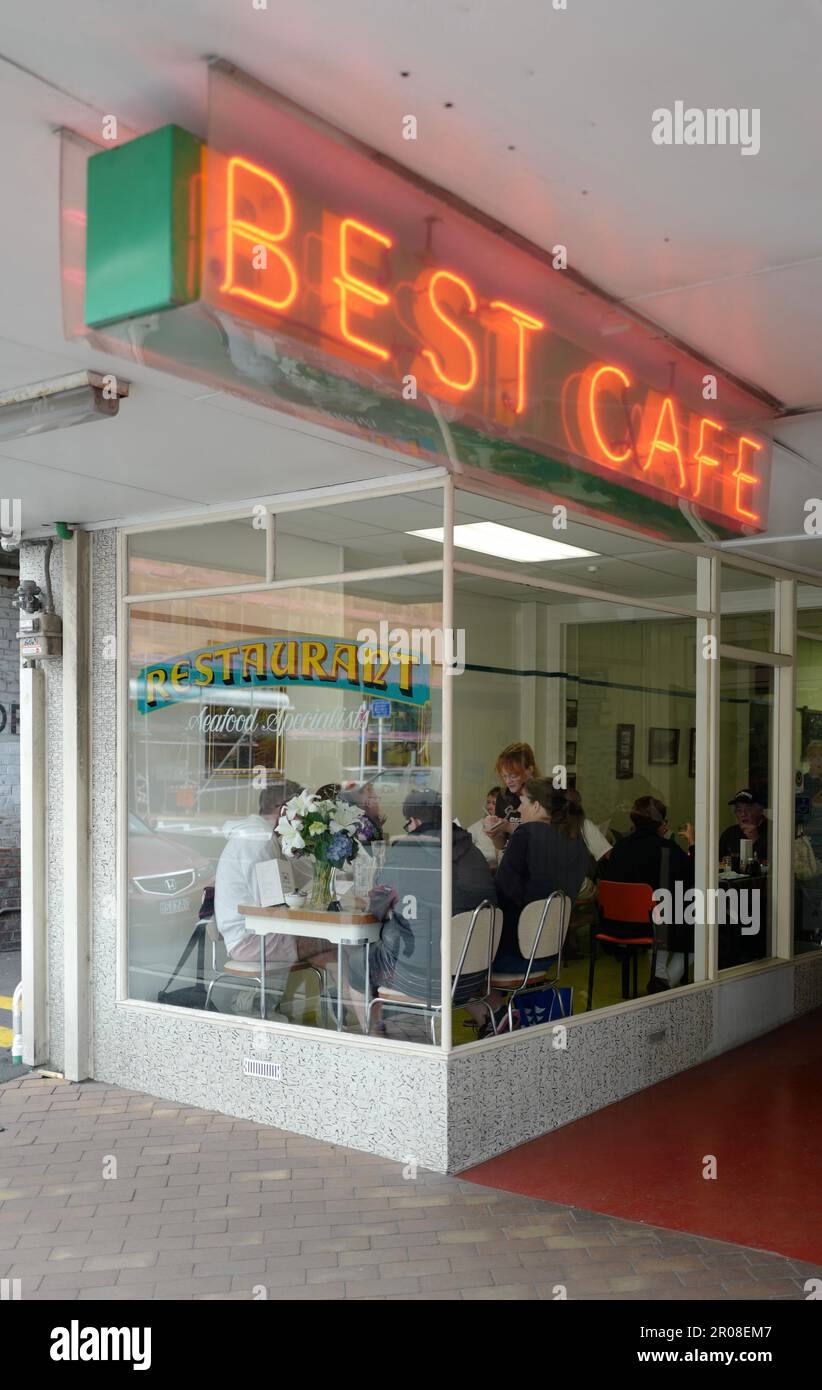 Personnes assises dans un café d'angle à Dunedin sur l'île du Sud de la Nouvelle-Zélande Banque D'Images