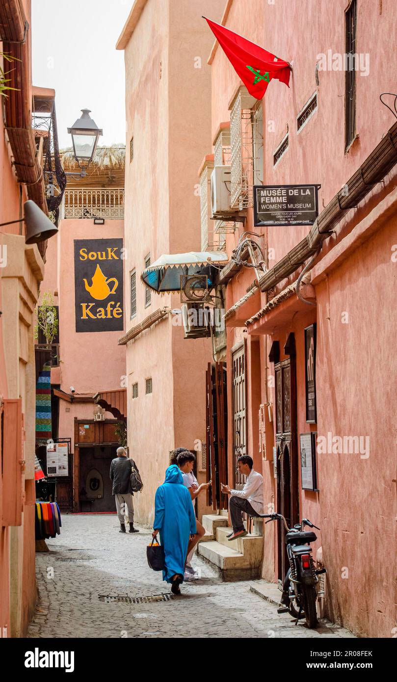 Marrakech, Maroc, 8 avril 2023. Vue arrière d'une marocaine marchant dans une ruelle étroite de la médina de Marrakech. Banque D'Images