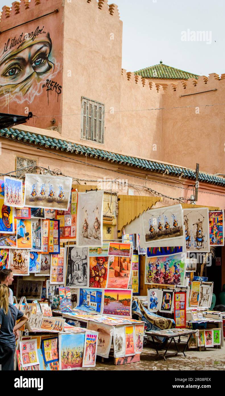 Marrakech, Maroc, 8 avril 2023. Une boutique d'art avec des peintures colorées à la médina de Marrakech dans une journée ensoleillée. Banque D'Images