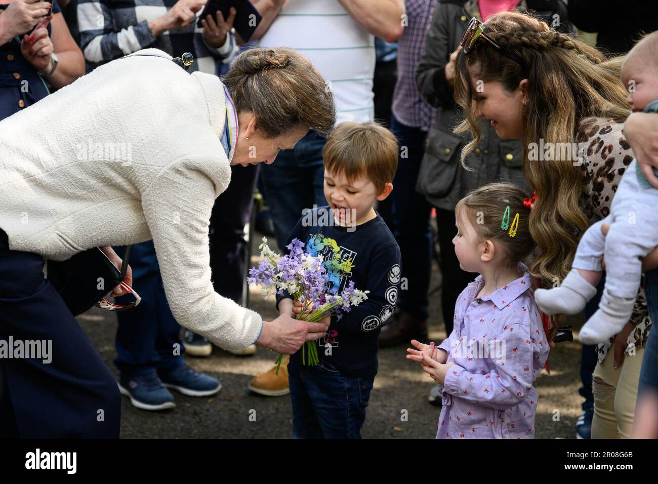 La princesse royale reçoit une puty de fleurs d'un enfant alors qu'elle assiste à un grand déjeuner de Coronation à Swindon. Des milliers de personnes à travers le pays célèbrent le grand déjeuner de Coronation dimanche pour marquer le couronnement du roi Charles III et de la reine Camilla. Date de la photo: Dimanche 7 mai 2023. Banque D'Images