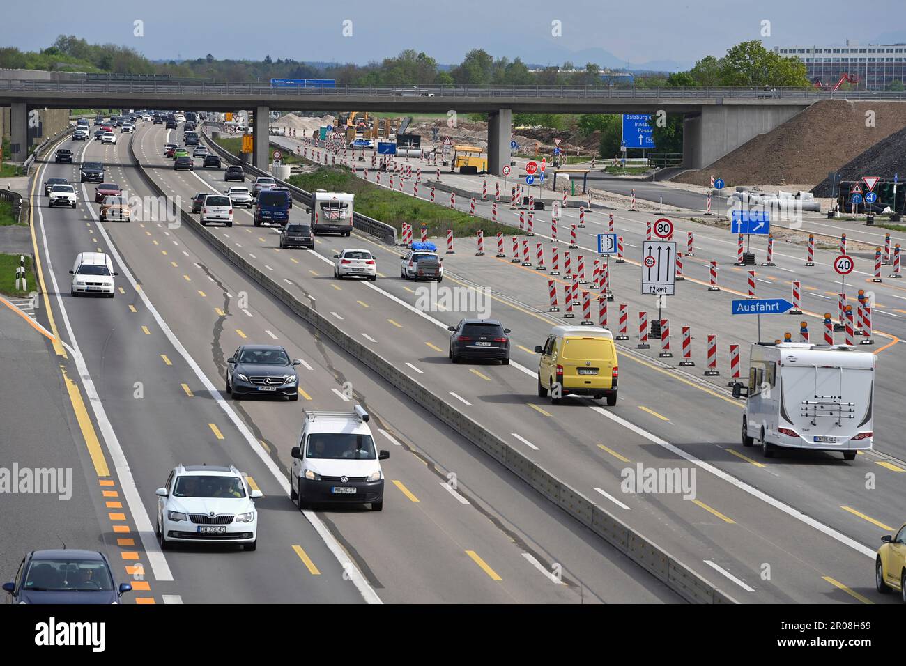 Extension de l'autoroute A99 près d'Aschheim dans le quartier de Munich. Site de construction majeur - extension de 8 voies du A99, sortie d'autoroute Muenchen Ost. Trafic sur le chantier de construction sur l'autoroute A99 près de Munich, chantier, construction de routes. ? Banque D'Images